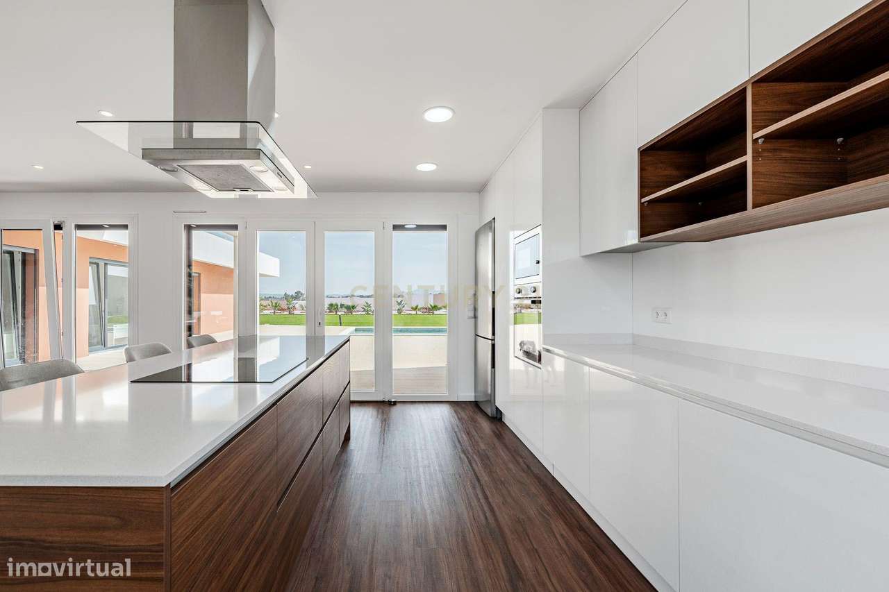 Moradia T4 em Fernão Ferro, Seixal, com Piscina e enorme Jardim-18