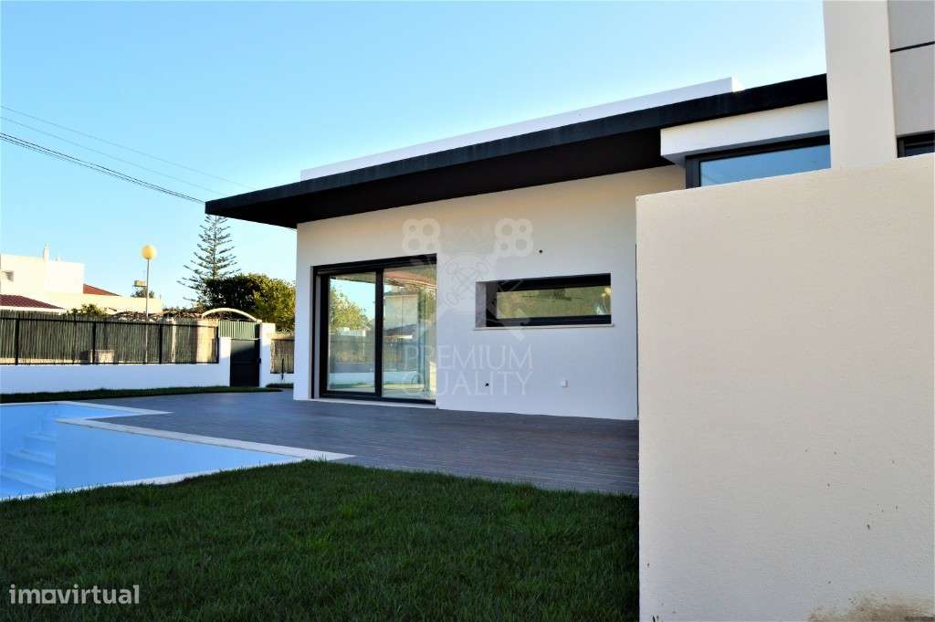 Moradia T3 com piscina para construção-8