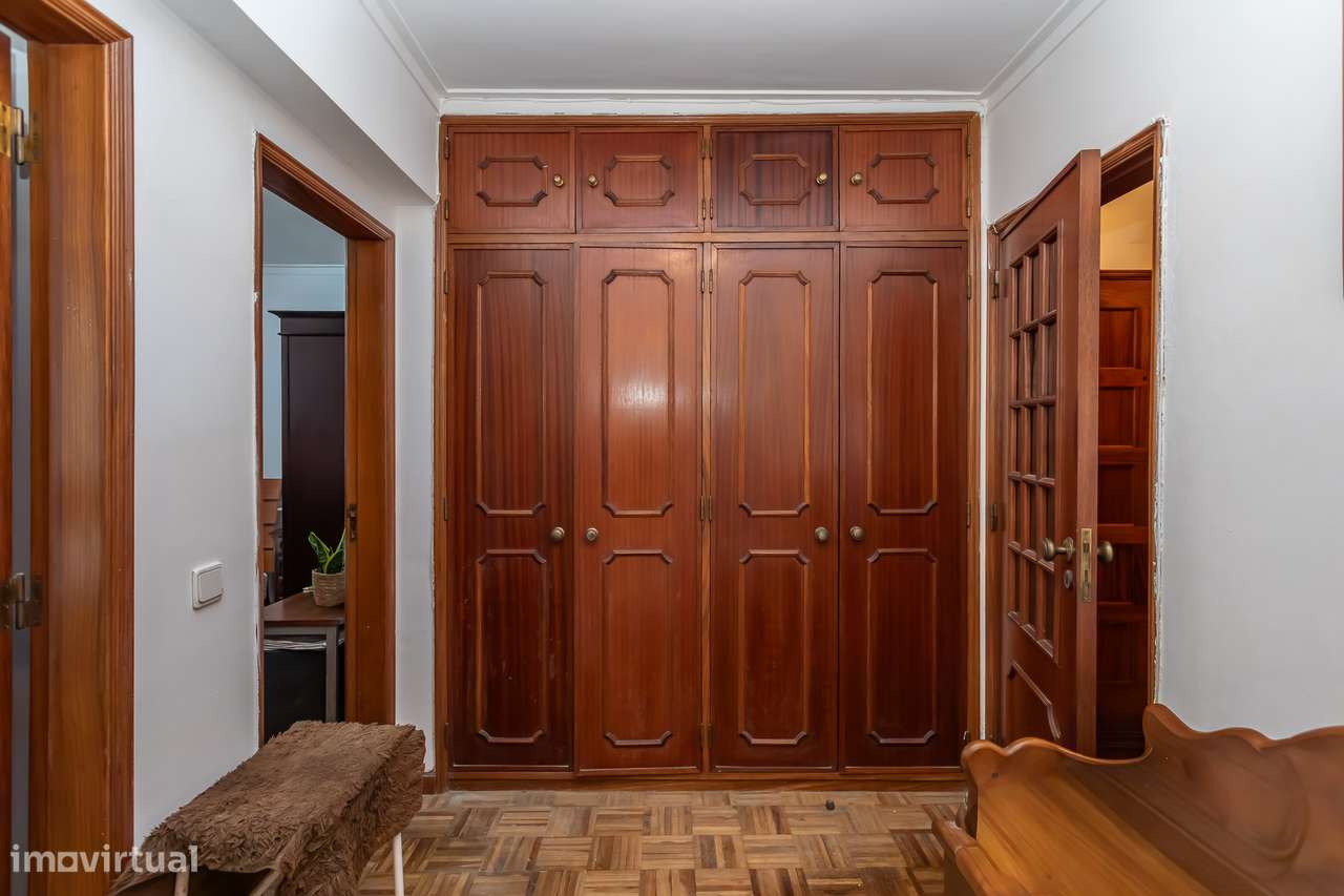 Excelente apartamento T2, situado na Tapada das Mercês-12