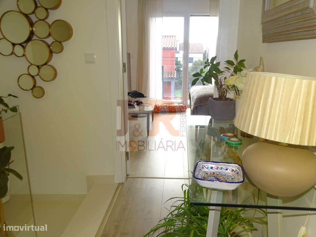 Semi-Nova Geminada Duplex T3 com Piscina Fernão Ferro-39