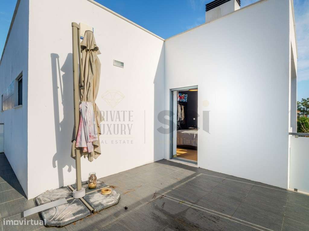 Moradia T4 na Aroeira, contemporânea com piscina e cave-37