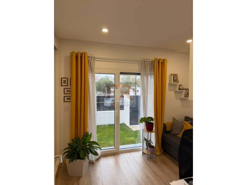 Semi-Nova Geminada Duplex T3 com Piscina Fernão Ferro-45