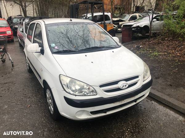 Dezmembrez Hyundai Getz 2008 alb benzina - 1