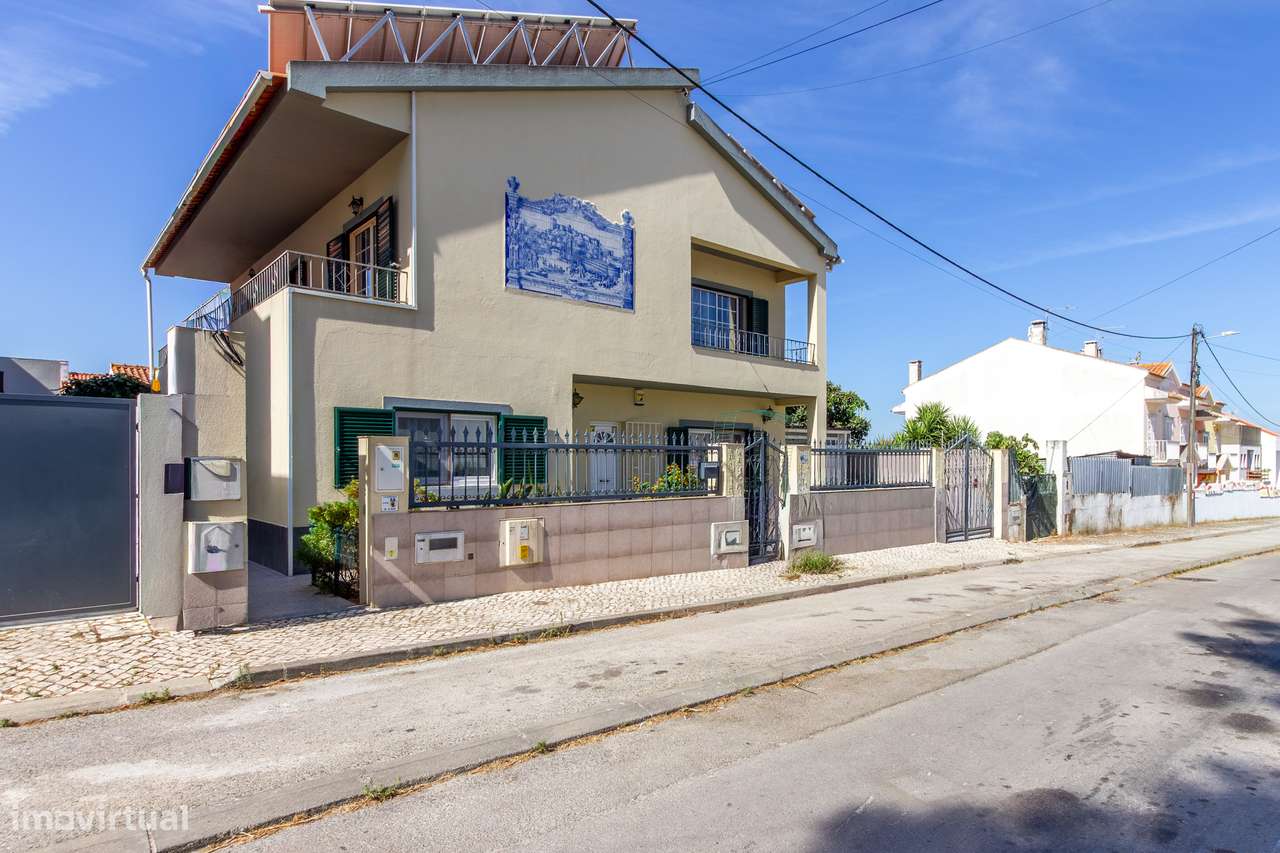 Moradia Bifamiliar com 2 Apartamentos T1 para Habitação e Rendimento-0