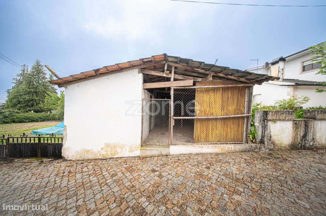 Moradia T4 com amplas áreas e elevado potencial em Mancelos-38