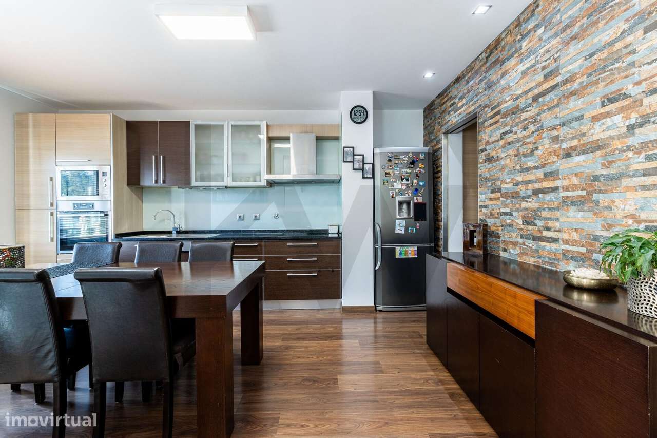 MORADIA EM BANDA T3-10