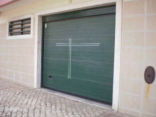 Garagem com portão automático - Quinta do Serrado