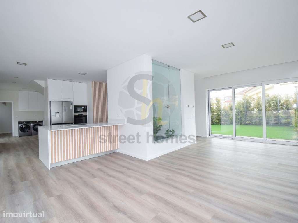 Moradia Nova V4 no Centro da Parede-12