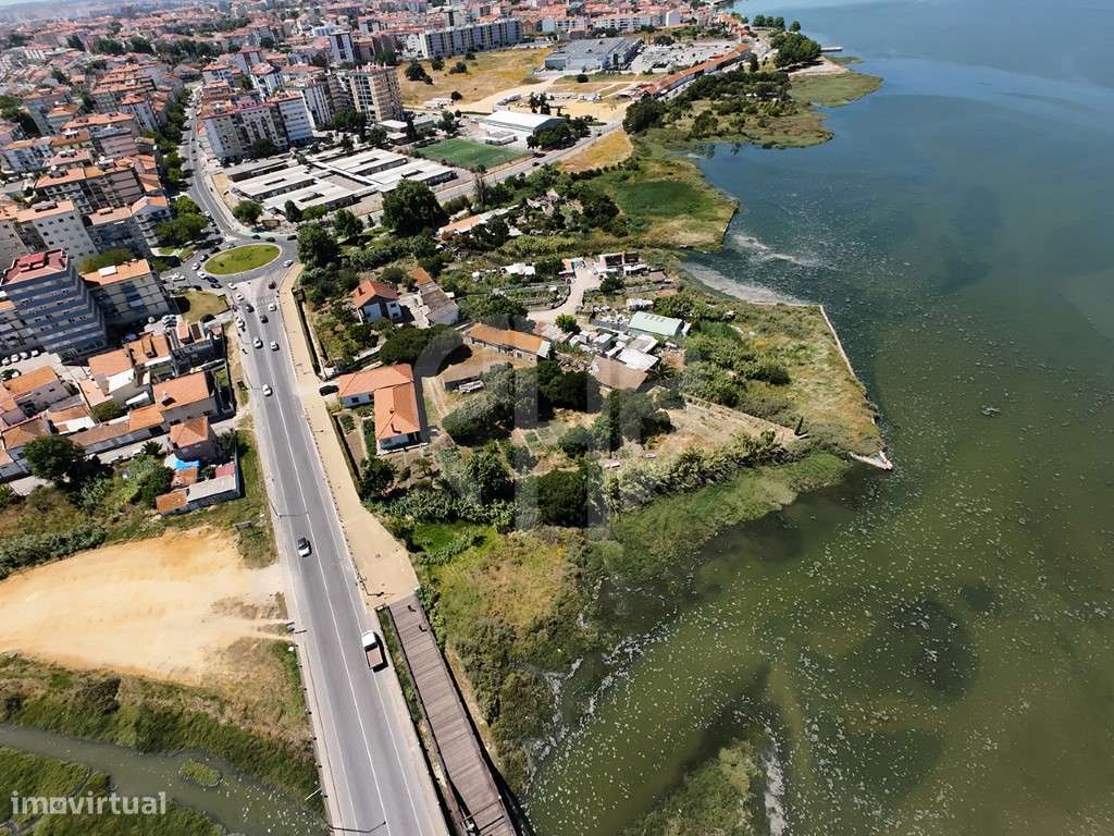 Moradia T3 + Área Terreno 4.150m2 + Atracadouro // P/Recuperar-5