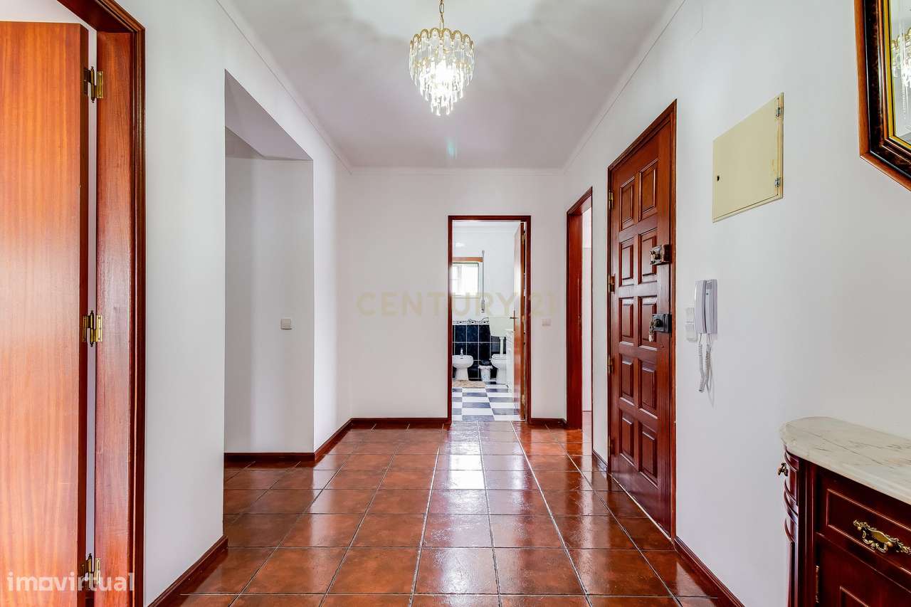 Prédio com 2 apartamentos+garagem+terreno-9