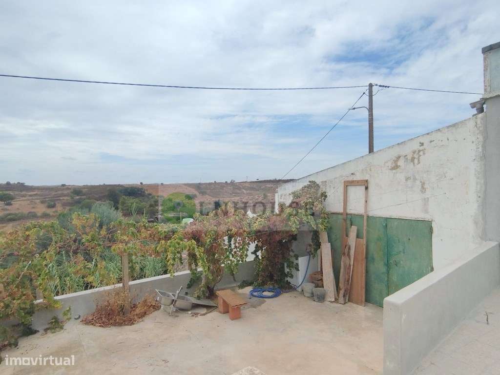 Moradia térrea T2 em remodelação com garagem, pátios e horta, Odele...-7