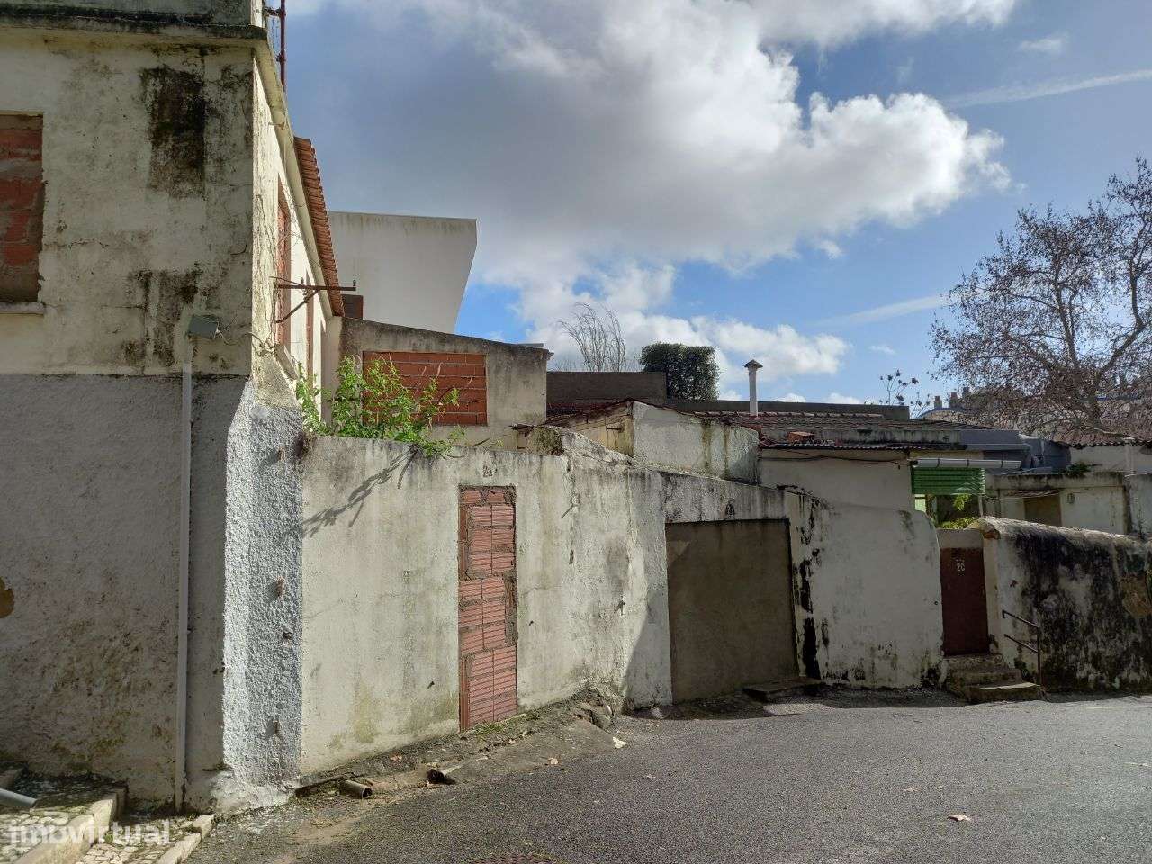 Prédio - Edifício de moradia T4, mais 3 Div. Susc. Utilz. Independente-10