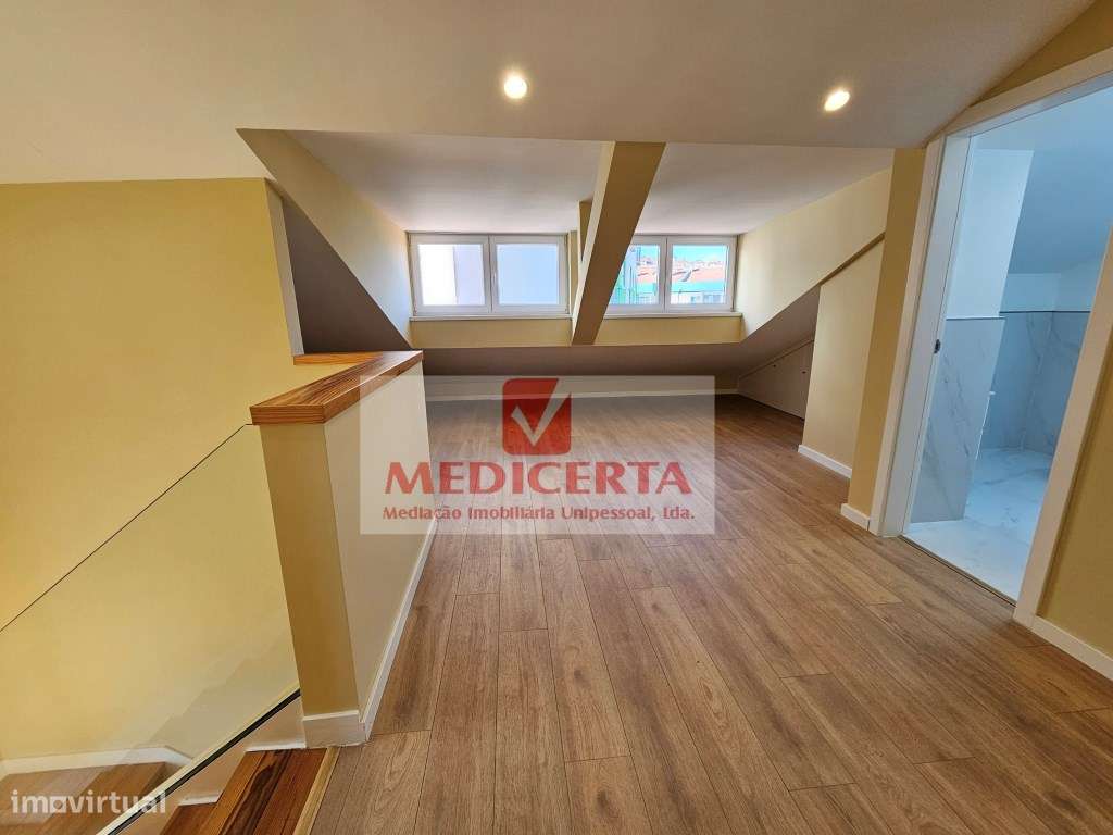Massamá - Centro T3 Duplex(140m2) Totalmente remodelado-8