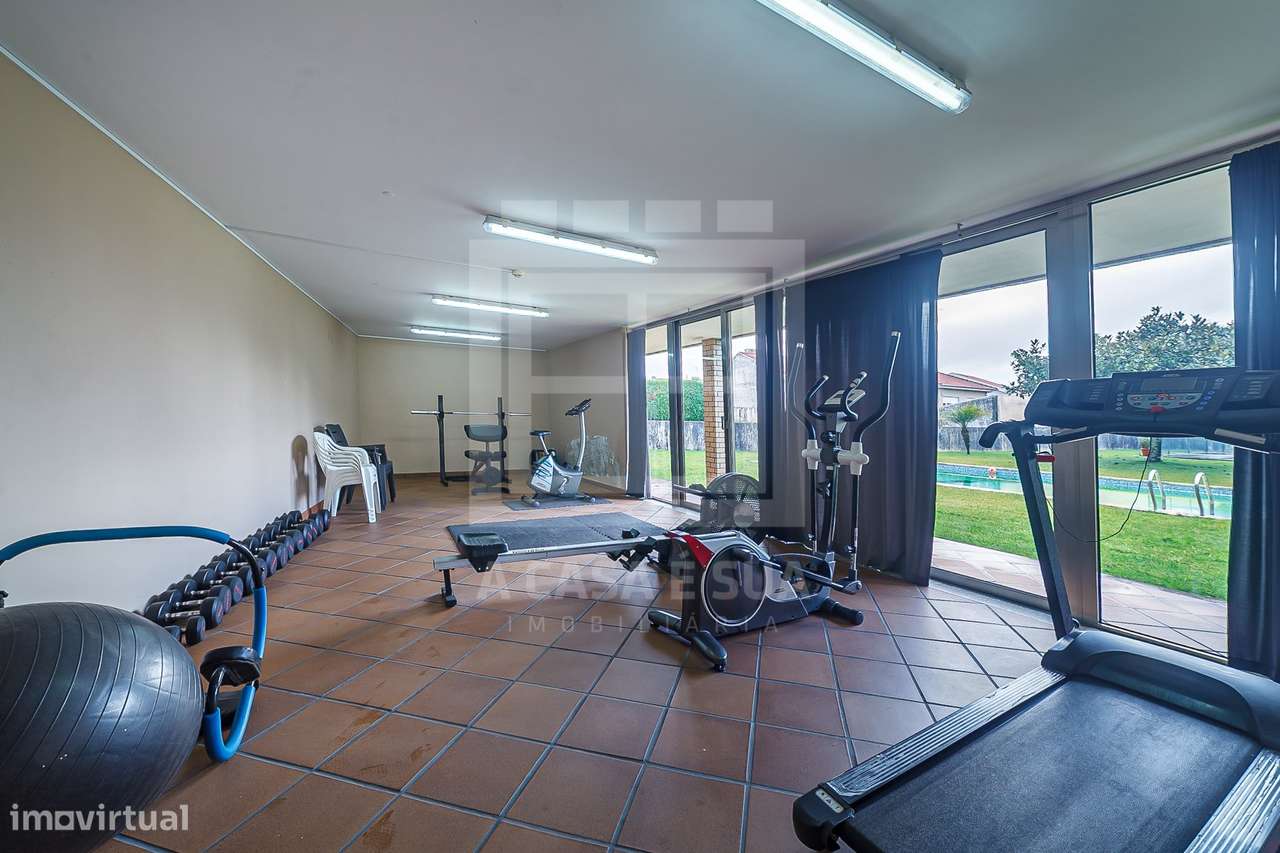 MORADIA T4+1 C/PISCINA EM COND FECHADO 3 FRENTES-39