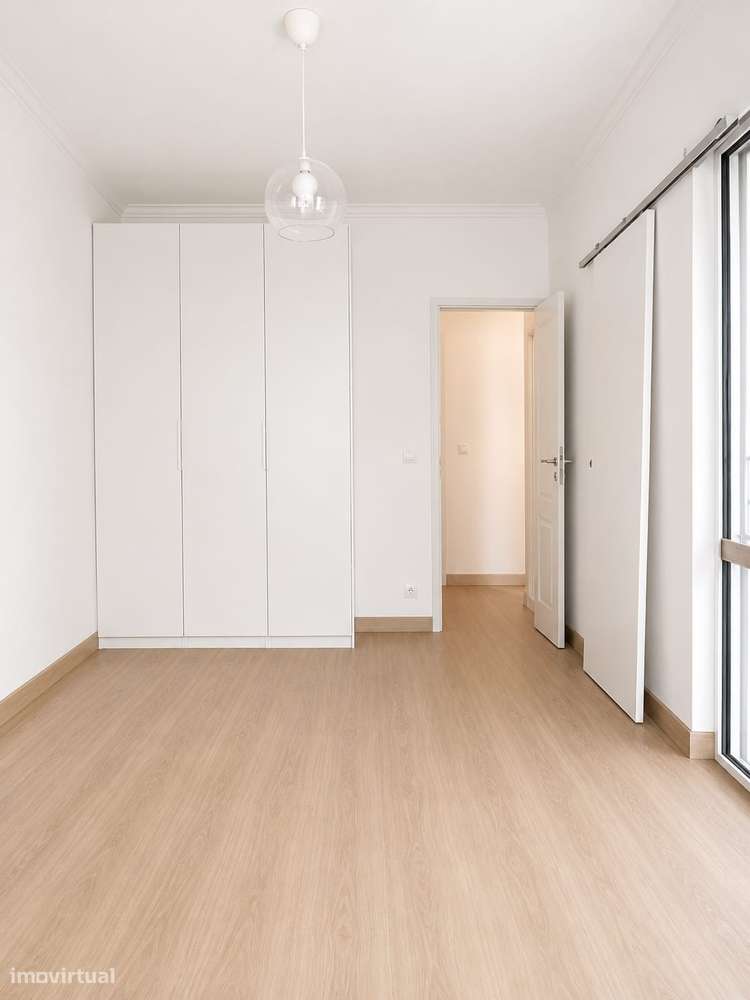 Apartamento T2 remodelado (r/c) com uma arrecadação generosa-7