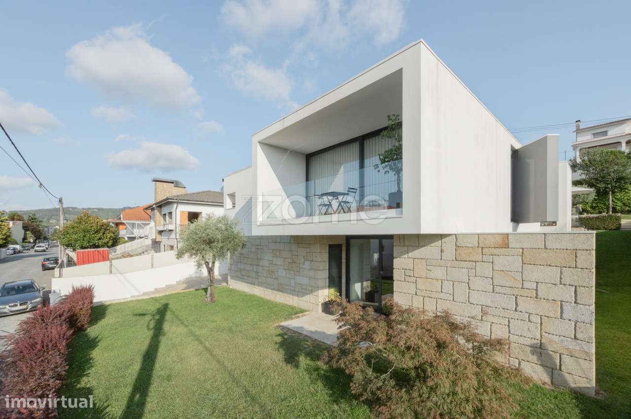 Moradia zona social térrea em Nogueira com Piscina e Três Suites - Grande imagem: 1/34