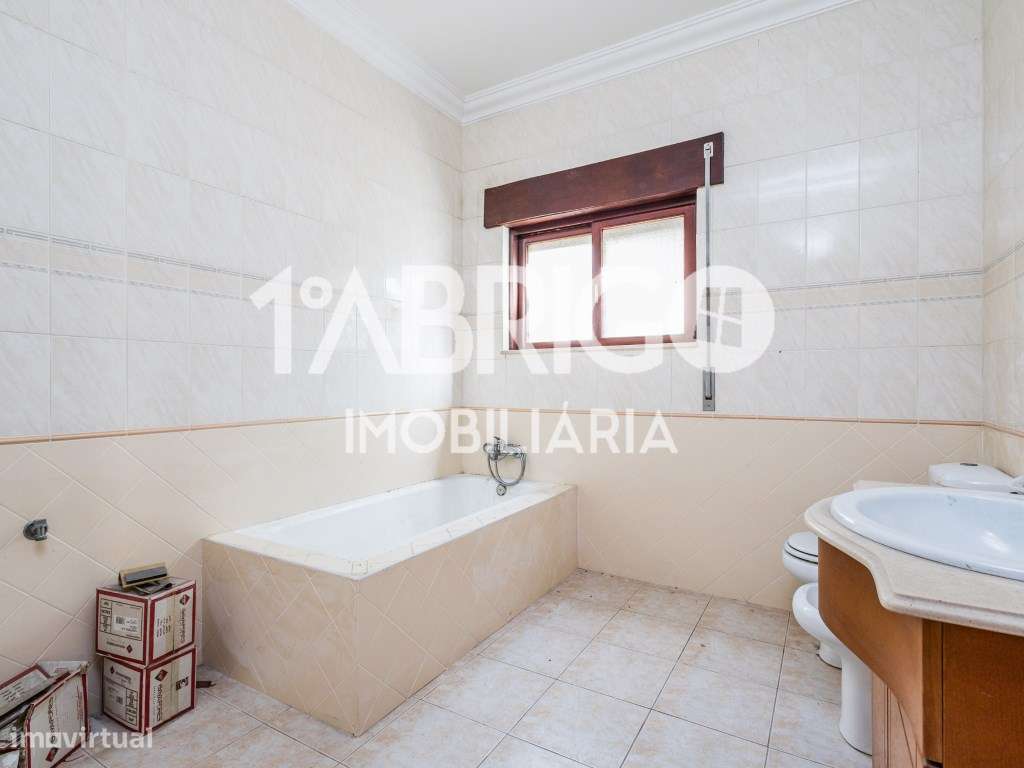 Moradia T4, perto do centro da cidade da Marinha Grande-8