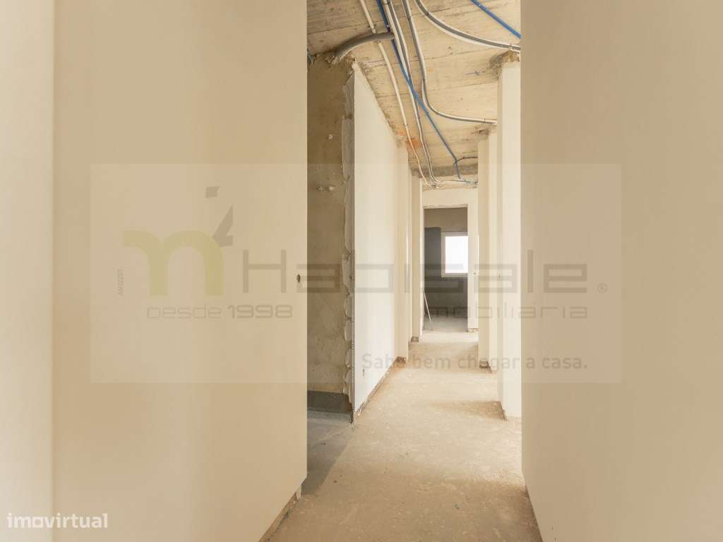 T3 em Condomínio Privado com Piscina no Centro de Famões-16