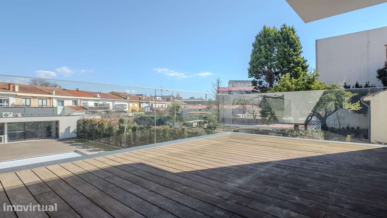 Moradia de Luxo | Construída em 2023 | Design Contemporâneo com Piscin-32