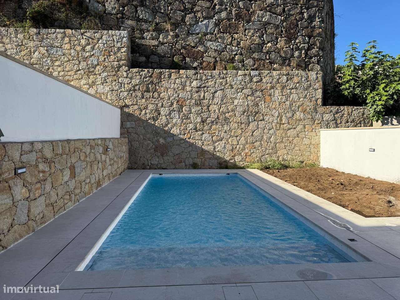 Moradia de Gaveto com dois pisos e garagem lateral-13