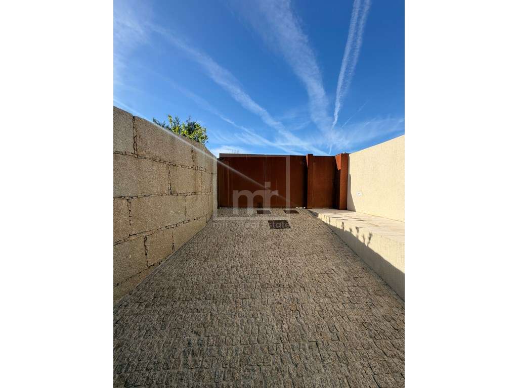 Moradia de Luxo V3+1 - Vista Mar e Rio-18