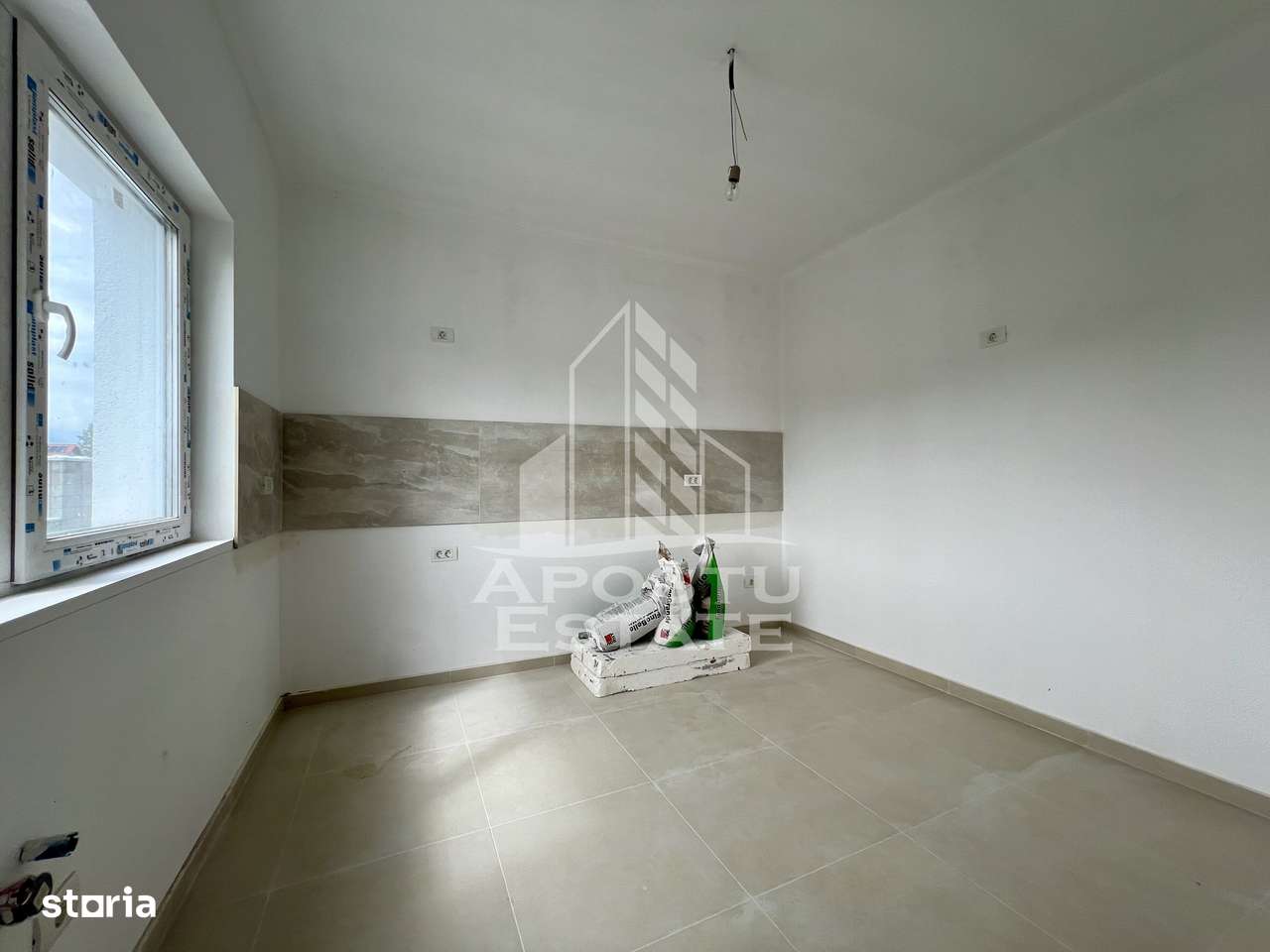 Duplex despartit prin camera tehnica, langa scoala, aproape de asfalt. - Imagine principală: 3/20