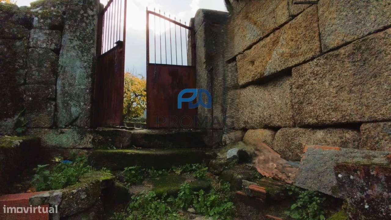 Moradia V3 para Recuperar em São Martinho de Mouros-16
