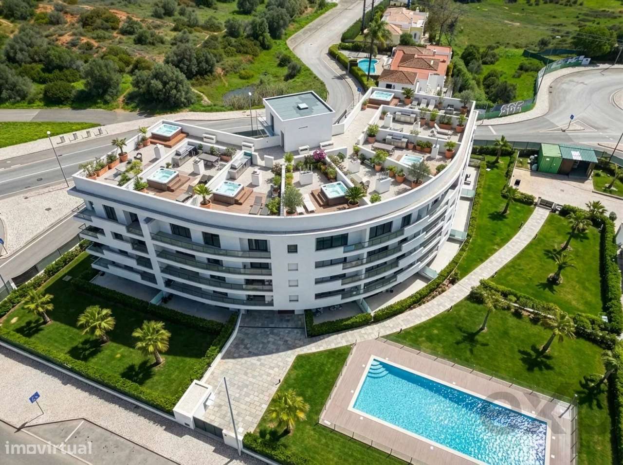 Vida de Luxo à Beira-Mar – Novo Apartamento T2+1 com Rooftop Privado p - Grande imagem: 4/14