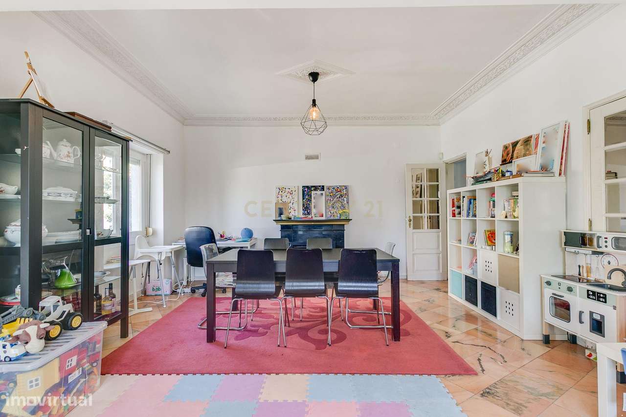 Terreno de 956m2 com duas moradias em Alcântara, Lisboa, uma T4 e T3-50