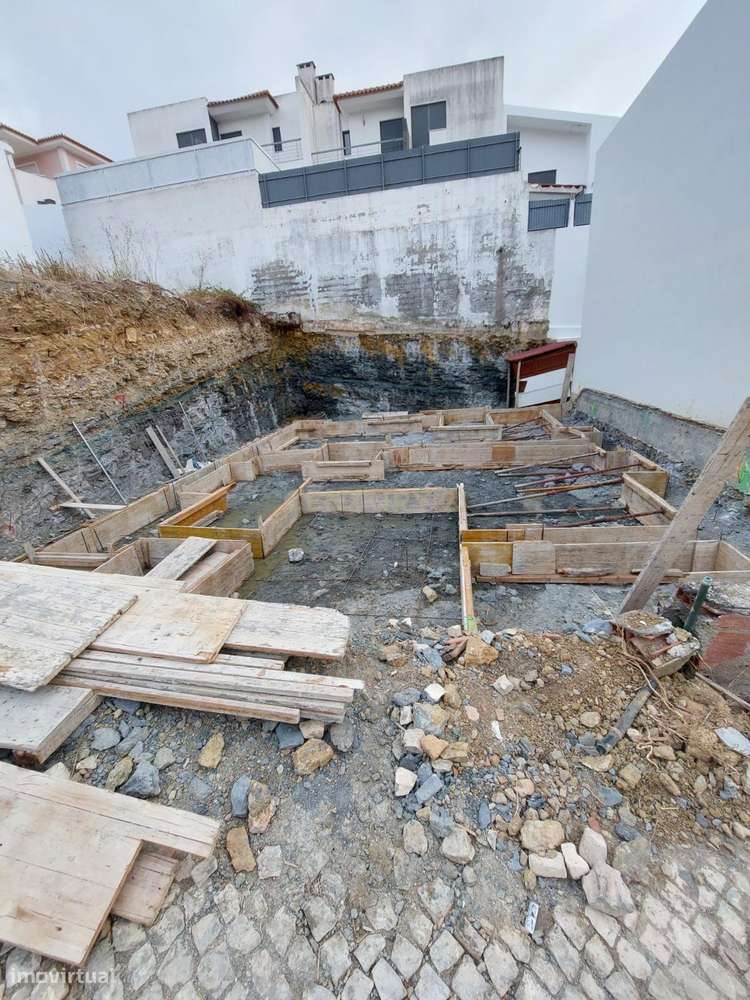 Terreno em Caneças, Rua José Ferreira Roriz, com moradia T3 em constru - Grande imagem: 5/18