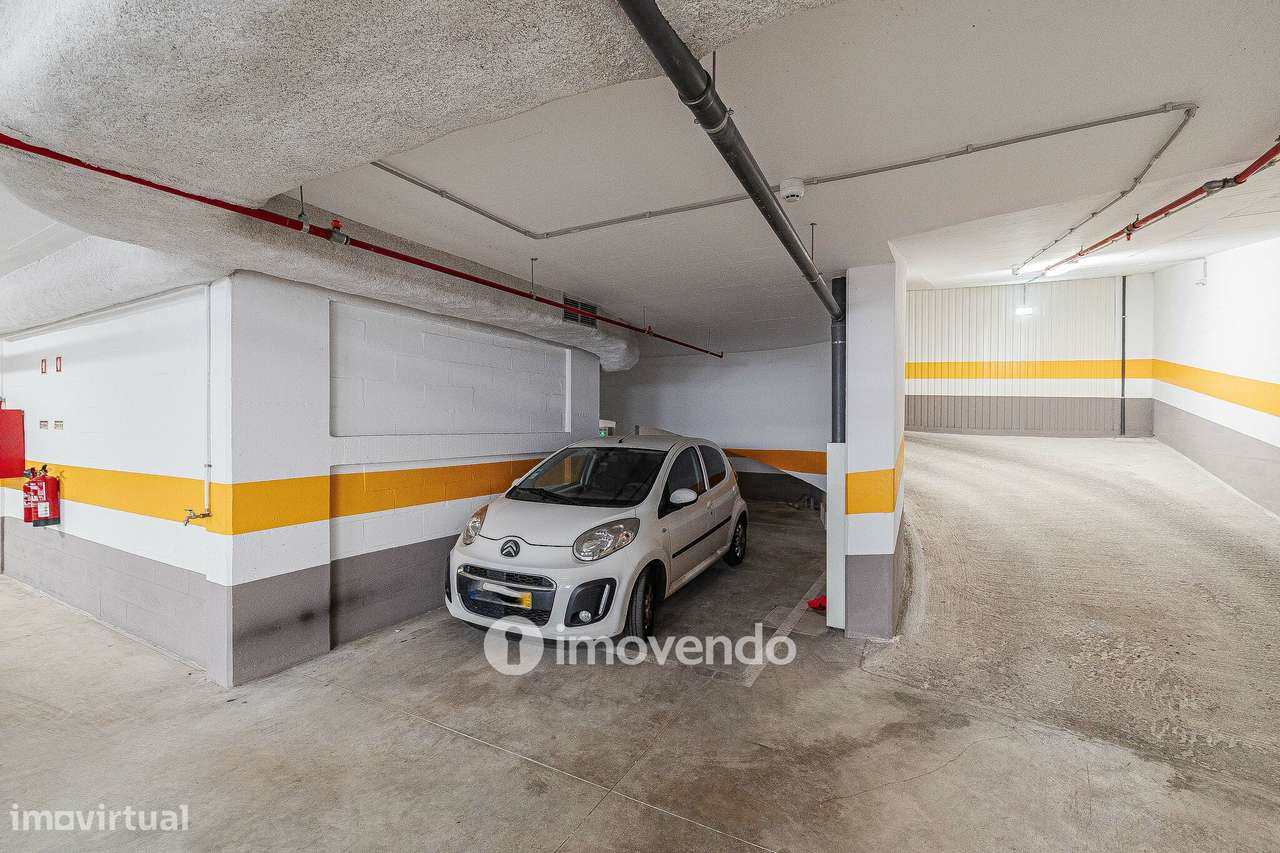 Apartamento T2, com estacionamento e cozinha equipada, na Amadora-42