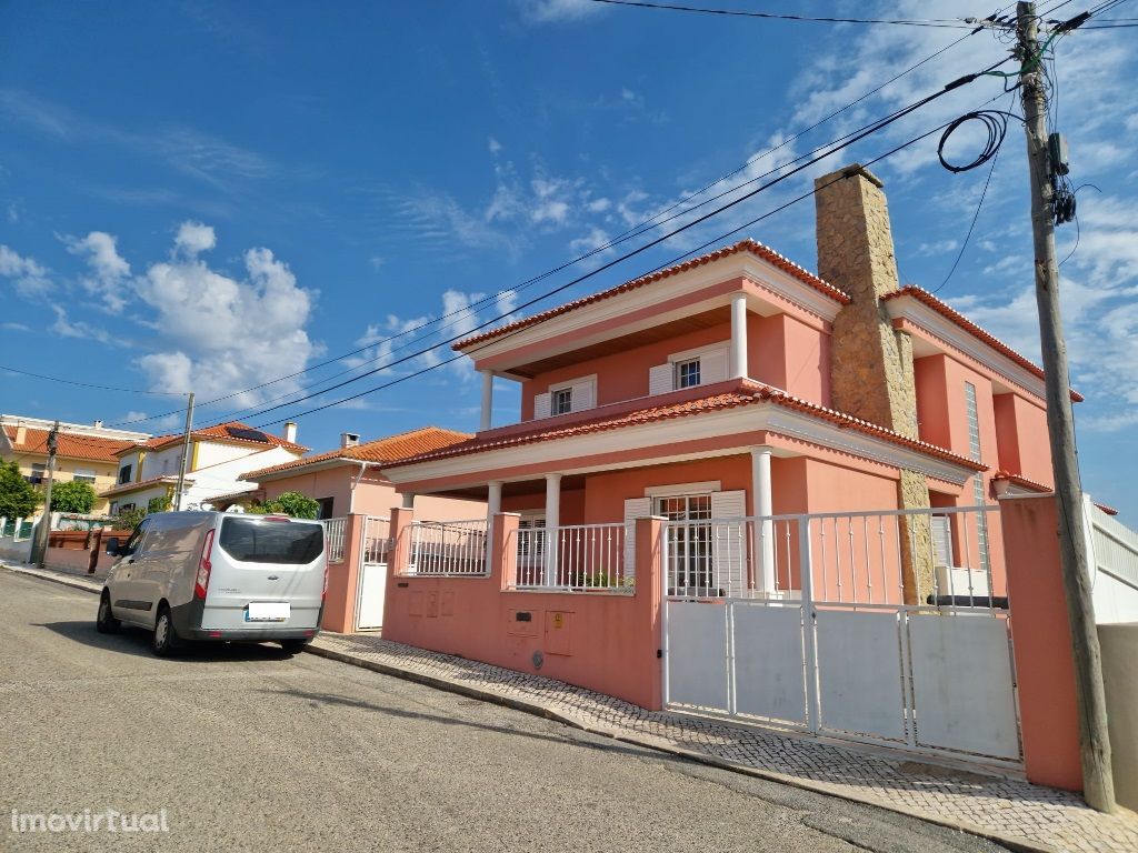 Sintra, Albarraque moradia com 440 m2 de construção e lote com 615 m2