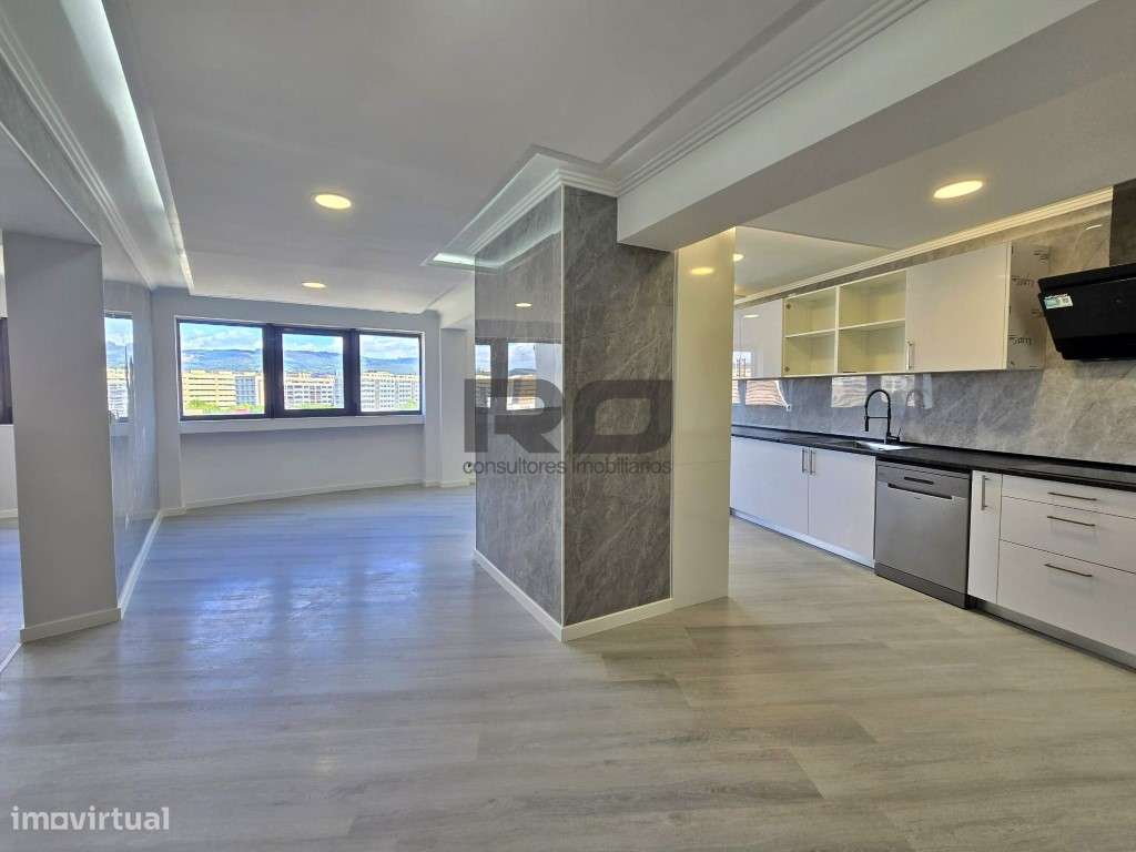 Apartamento T4 totalmente renovado - Grande imagem: 2/28