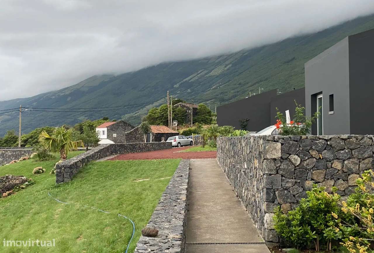 Moradia T3 contemporânea com jardim na Prainha, Ilha do Pico-24