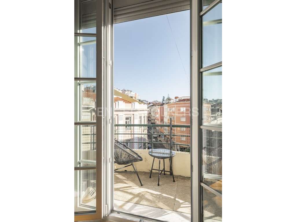 Apartamento T4 Renovado em Edifício Art Déco nos Anjos - Grande imagem: 4/35