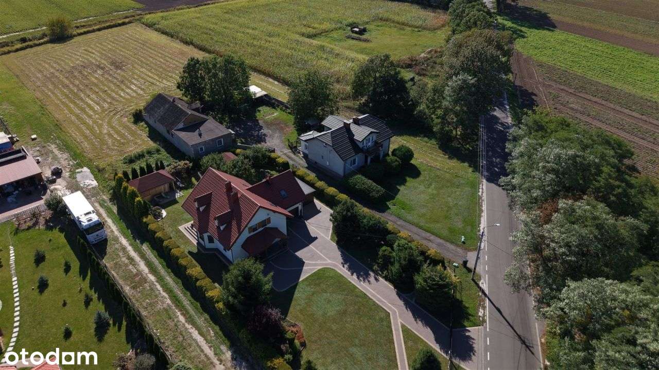 Dom z garażem i budynkiem gospodarczym-5