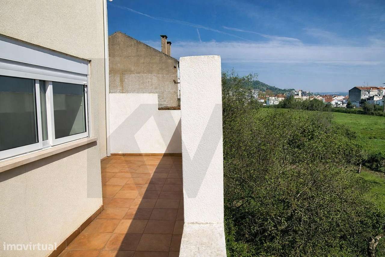 Apartamento T2 com Terraço | Rossio ao Sul do Tejo | Próximo da Estaçã - Grande imagem: 2/16