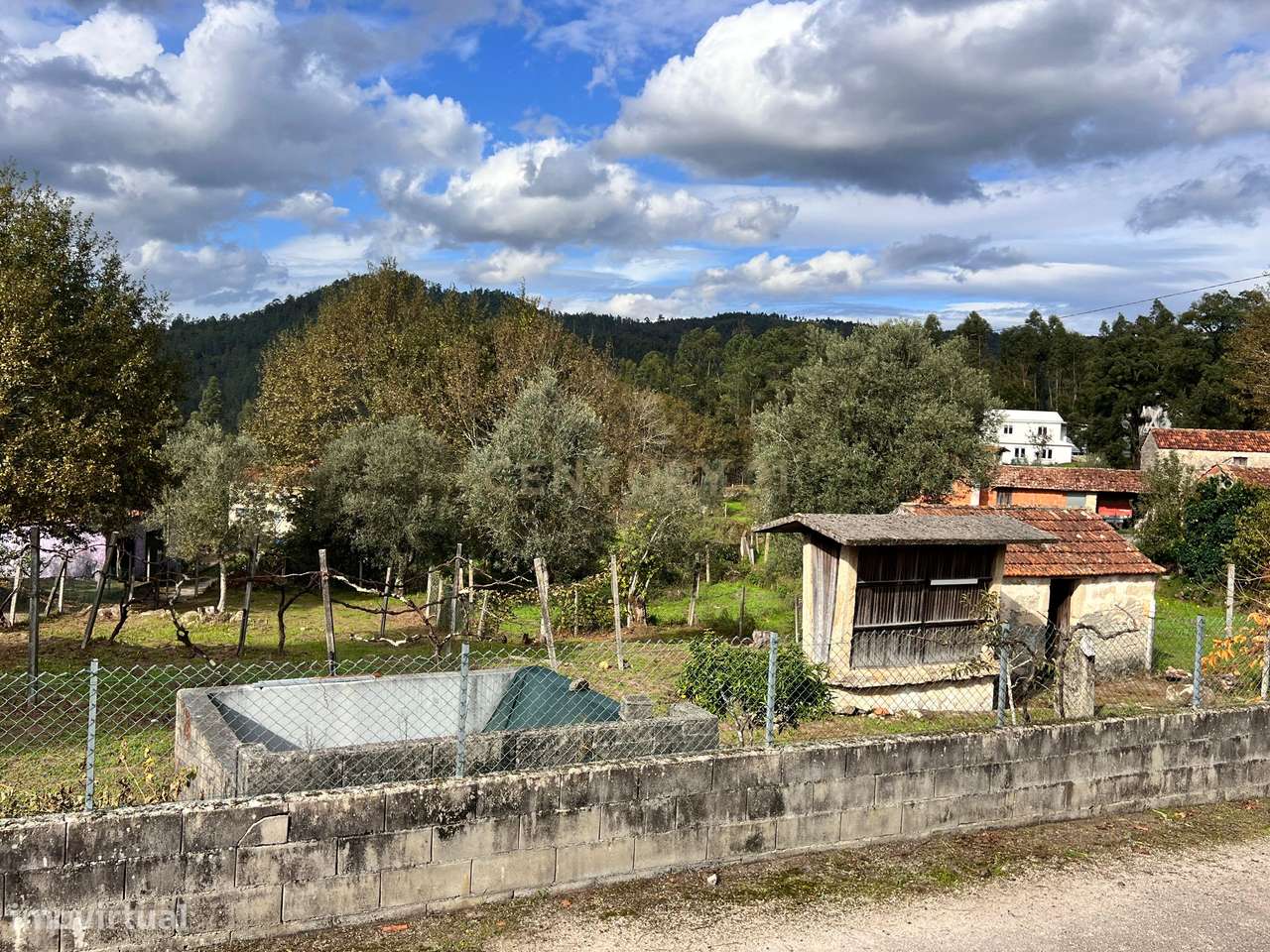 Terreno com 1250m2 em Fornelo, junto ao lago, zona urbanizável - Grande imagem: 4/6