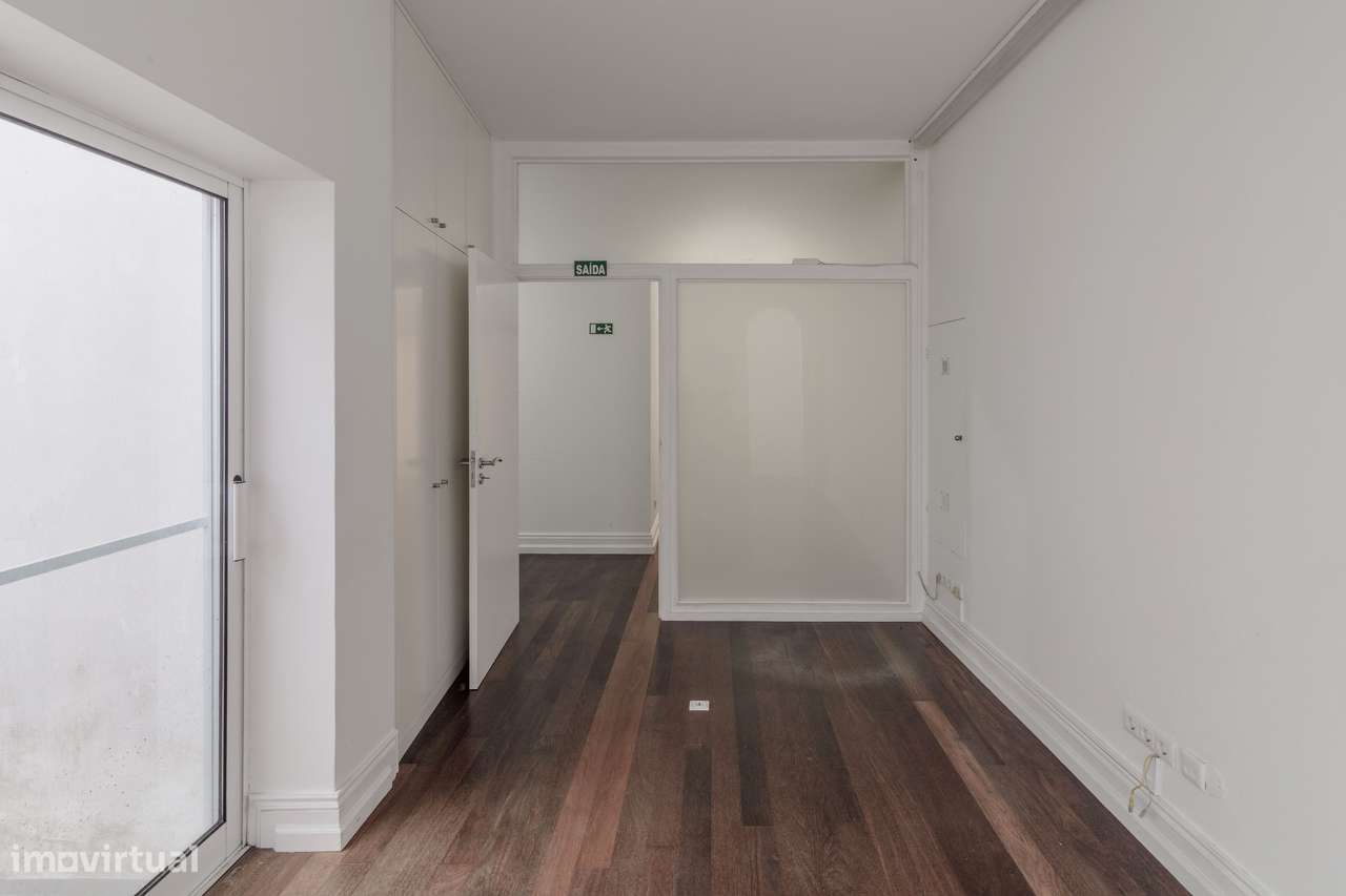 Escritório no Centro de Ponta Delgada – 2 Salas e WC Privativo - Grande imagem: 5/17