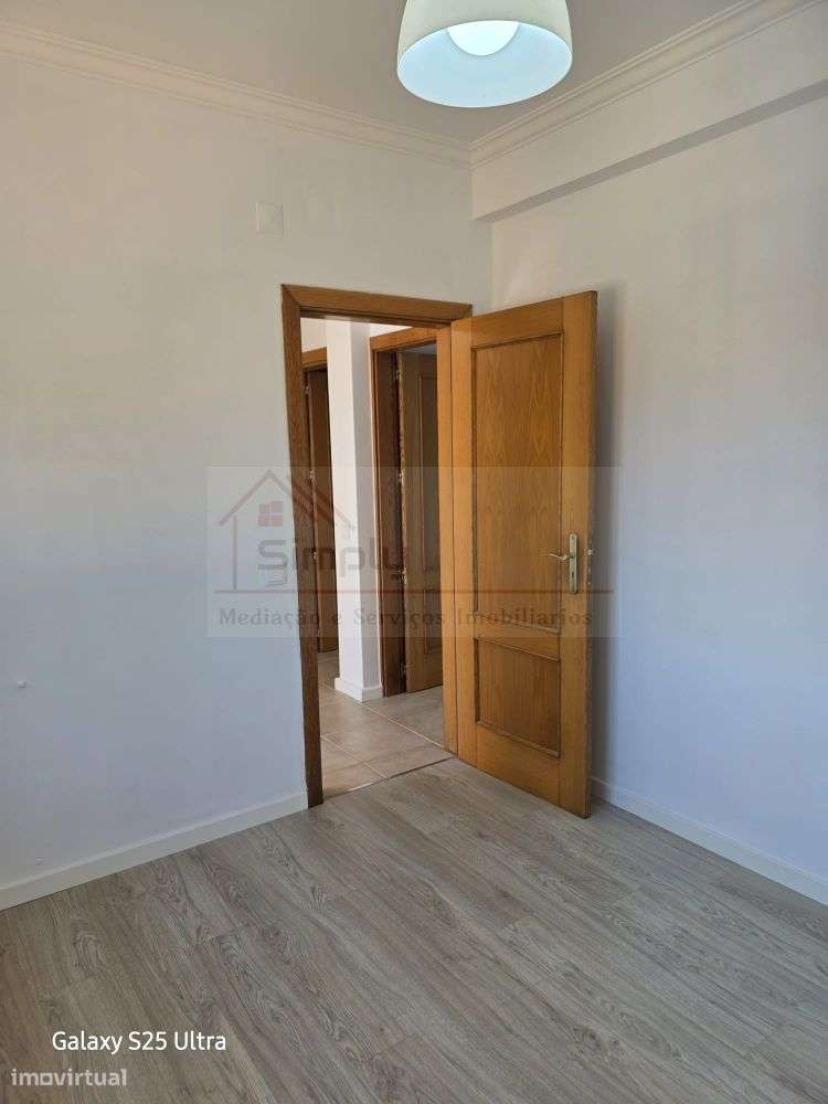 Moradia T4 com piscina e 900 m² de terreno na Quinta da Serralheira,-34