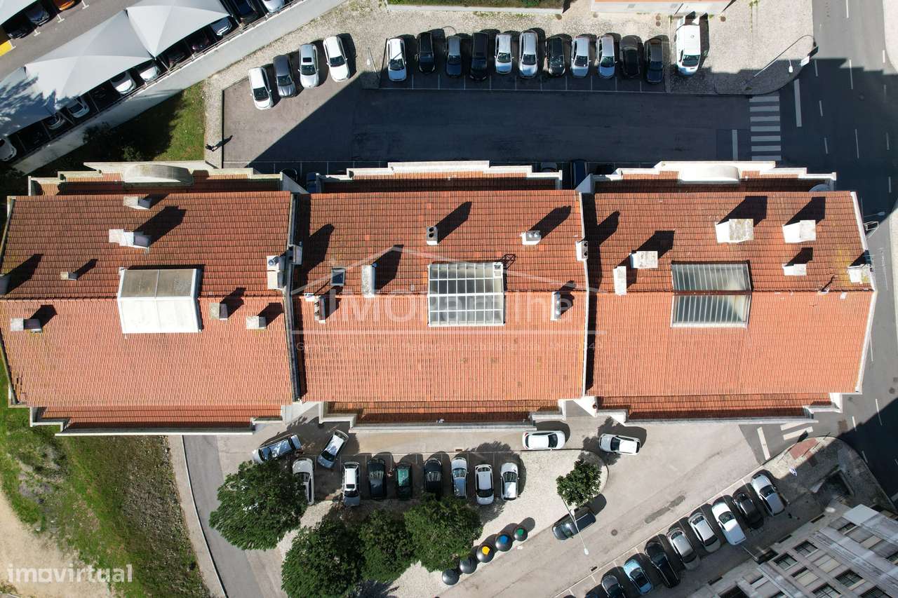 Loja c/ Excelente Luz Natural e Potencial de Conversão em Habitação T2-15