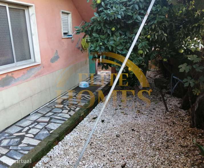 Moradia Bifamiliar com Potencial – Excelente Oportunidade de Investime-13