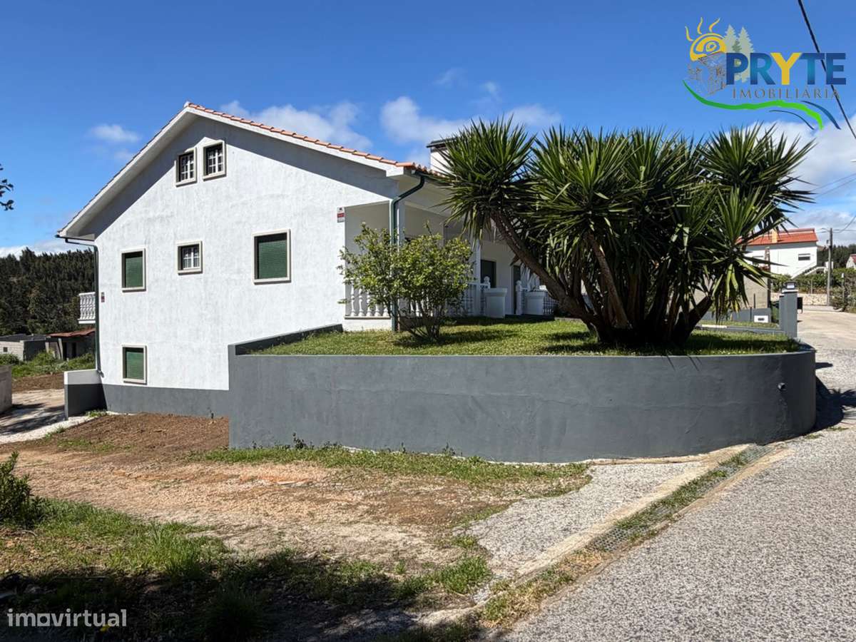 Moradia em Excelentes Condições com Amplo Terreno - Oportunidade Única-8