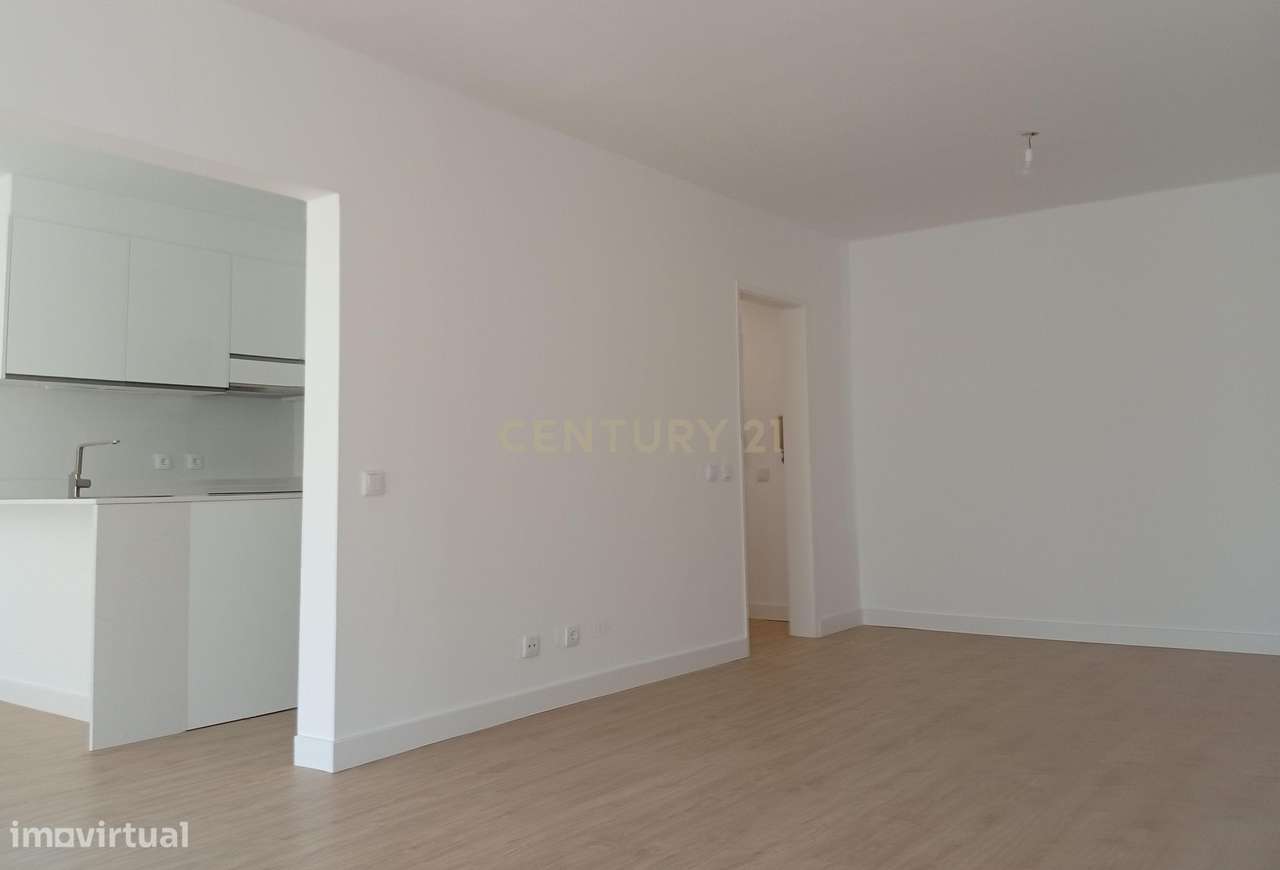 Apartamento T2 completamente remodelado na prestigiada e tranquila zon-8