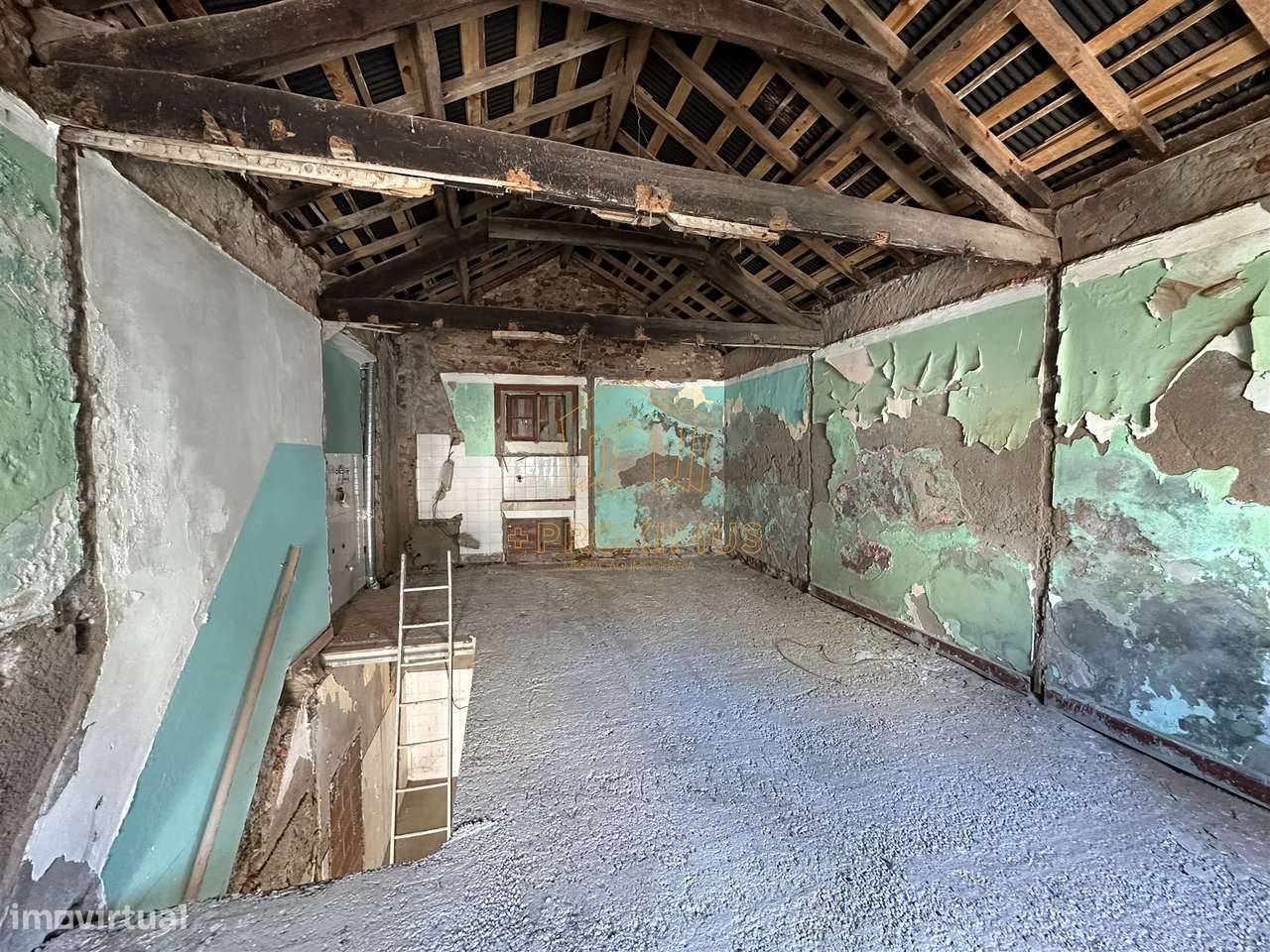 Moradia p/ restaurar c/ vista mar-25