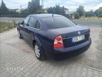 Volkswagen Passat 1.6 Comfortline - 15