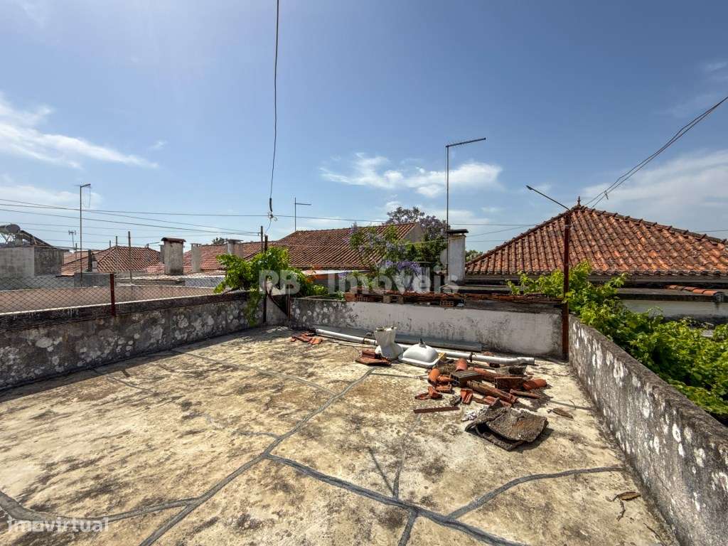 Moradia T3 com espaço exterior no centro de Vila Nova da Barquinha-48