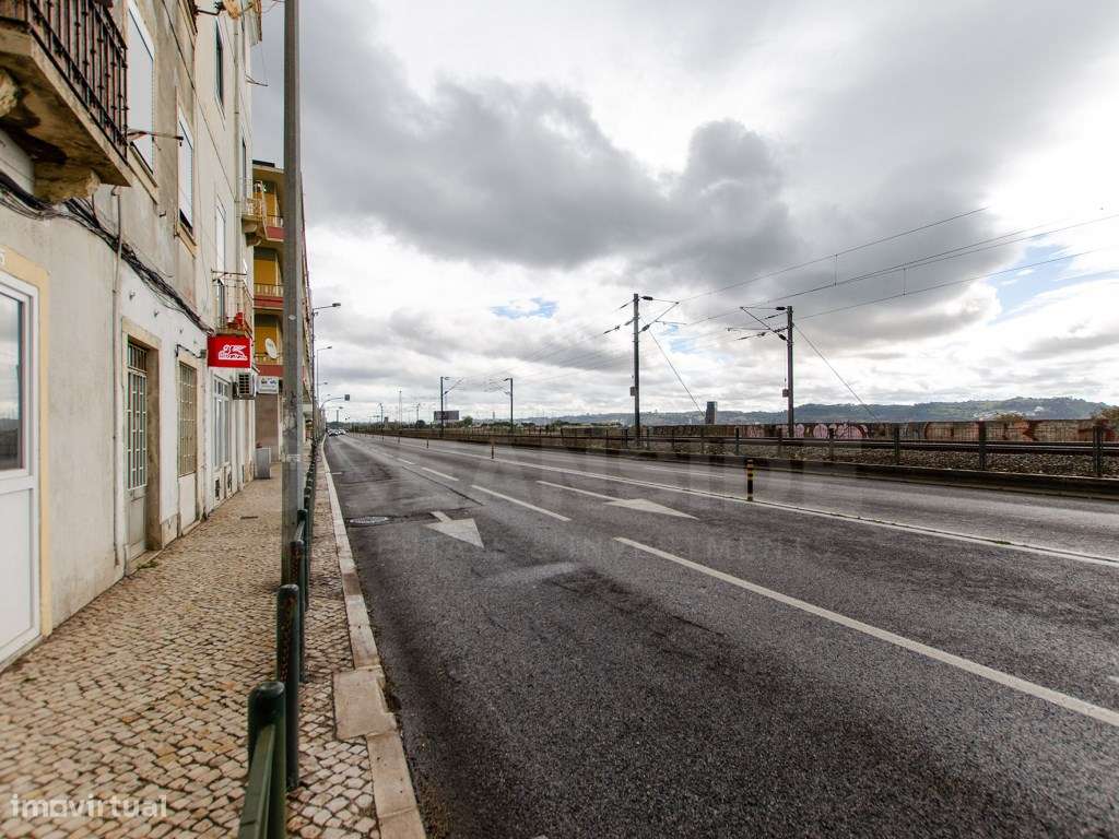 Loja com 2 Salas Amplas e Cenário Exclusivo sobre o Tejo-18