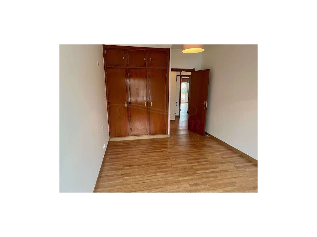 Apartamento T3+1 em Casal de Cambra-18
