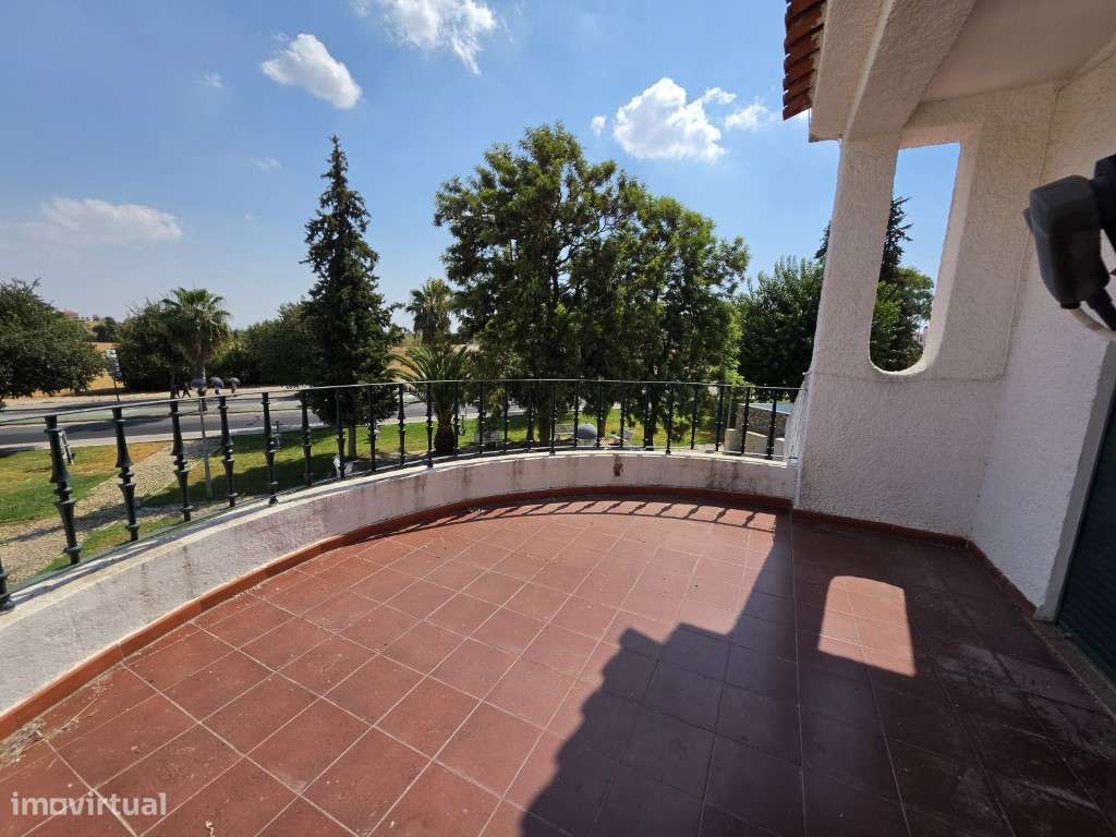 Moradia T5 com Garagem e Jardim | Centro de Elvas-26